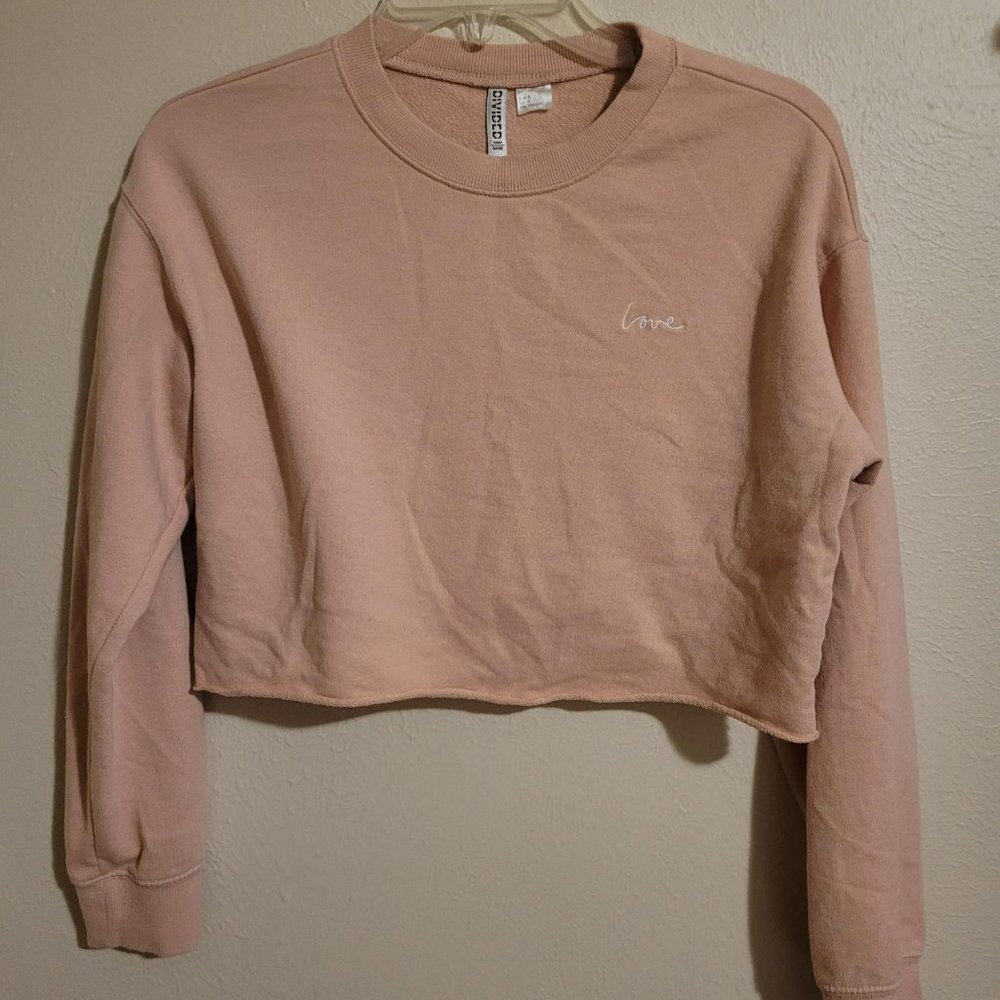 Long sleeve crop top. Light pink.